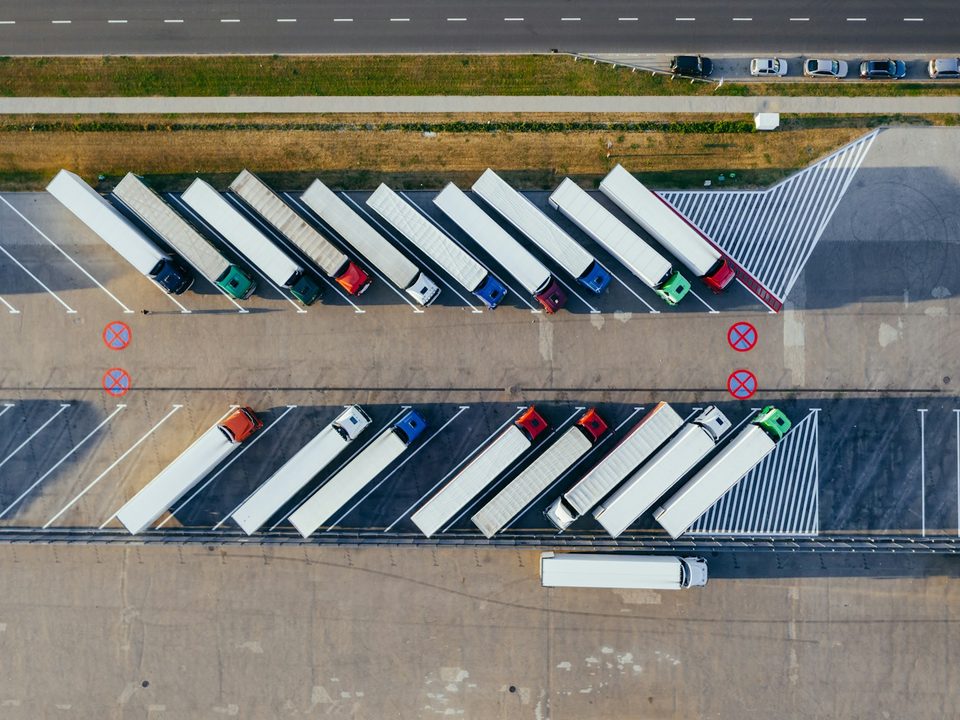 Havadan çekim: otoparkta dizili tırlar